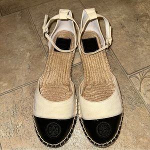 Bundle Tory Burch Sandals size 9.5 and Make Up Bag